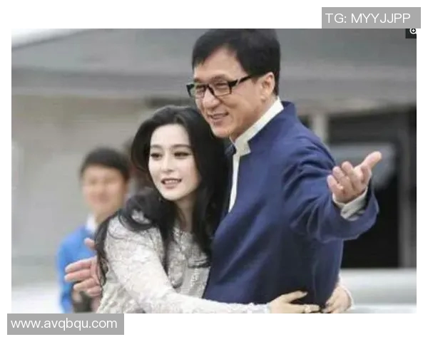 李晨与足球明星亲密合影展现运动精神与友谊的完美结合